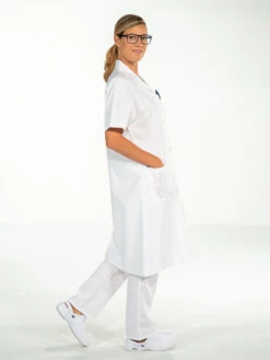 Blouse Médicale 100% Coton Blanc Manches Courtes MADONA 10 Blouse Médicale 100% Coton Blanc Manches Courtes MADONA -Travail Professionnels Vêtements Magasin blouse medicale 100 coton blanc manches courtes madona 3
