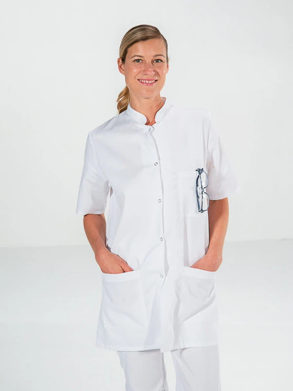 Tunique Femme Médecin 100% Coton Blanc Manches Courtes DENISE 6 Tunique Femme Médecin 100% Coton Blanc Manches Courtes DENISE – Image 4